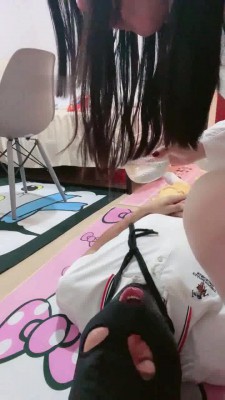 【桃子老师】家奴清扫/脚踢/喝洗脚水 bf10940 套路资料库 第5张