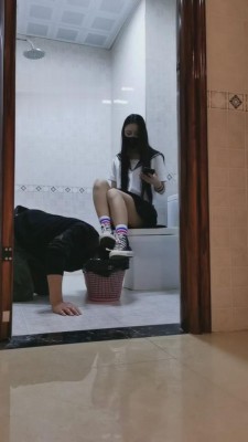【猫神大人S】猥琐男夜闯女厕所被抓来tj bf4348 套路资料库 第4张