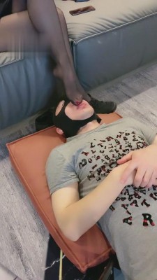 【歌迪丝】三婶清理靴子-闻臭丝袜脚 bf4990 套路直播库 第2张