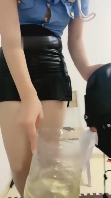 【武汉倾慕】剧情-女警逼迫犯人喝放护垫的圣水和洗脚水 G-210809-25-HD绳艺资源网
