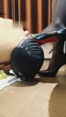 【三三】剧情-给狗过生日-踩踏喂食-吃丝袜 G-210817-26 套路资料库 第4张
