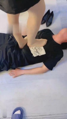 【冷凝大大】女老板高跟踢打虐下属 bf13861 套路资料库 第3张