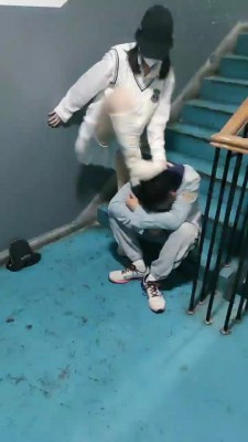 【丫丫】长靴楼道虐偷拍狂 bf20158 套路资料库 第3张