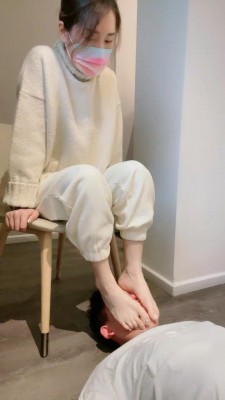 【晨希】AJ小姐姐调狗舔鞋闻脚 bf24322 套路资料库 第7张