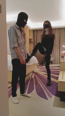 【美娜格格】剧情-暴打工作人员【完整版】 bf24504-HD绳艺资源网