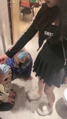 【月月大S】双母畜-精神小妹反被虐/强制舔/喂圣水 bf24705 套路资料库 第9张
