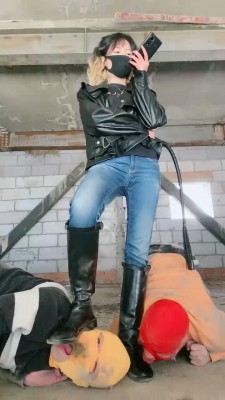 【美离子】户外刑房暴力鞭打双奴/清理靴子吃土 bf25010 套路资料库 第6张