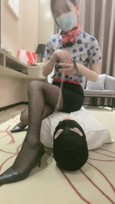 【漫漫】空姐制服诱惑-酸臭黑丝捂脸/转胯遛狗爬行 bf25251 套路资料库 第4张