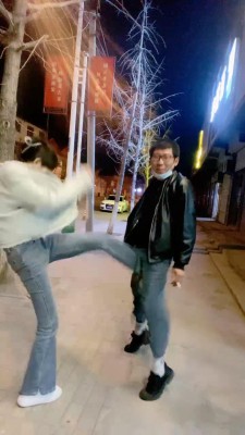 【孤傲女帝】带闺蜜户外暴踹踢裆/室内全体重踩头 bf25273-HD绳艺资源网