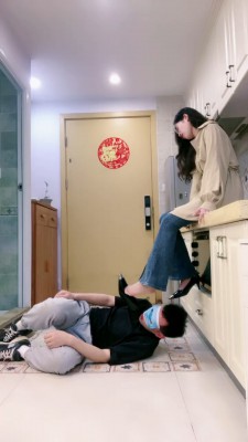 【梵高】伺候主人下班-对高跟鞋磕头/叼鞋/肉丝捂脸 bf25682 套路资料库 第3张