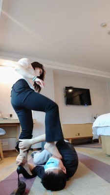 【梵高】职业装高跟诱惑-转胯肉丝踩/高跟踩爪【双视角版】bf26050-HD绳艺资源网