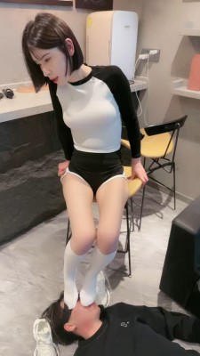 【简一】剧情-师兄的沦陷-及膝袜踩踏/深喉/闻运动鞋/舔脚趾 bf26072 套路资料库 第11张