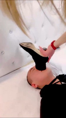 【梦涵大大】人形犬驯化-口水/耳光/全体重踩踏/闻鞋窝 bf25917-HD绳艺资源网