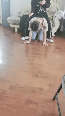 套路直播视频【妖玲】运动鞋白袜气味羞辱-遛狗 bf26363-HD绳艺资源网