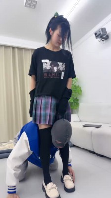 套路直播视频【狗哥】过膝袜S全体重踩踏-骑马转胯-臭脚捂脸 bf26421 套路资料库 第6张