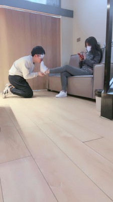 套路直播视频【晚晚】舔脏小白鞋-红色船袜-踩踏恋足 bf26315-HD绳艺资源网