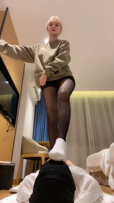 【千条姐】精神小妹原味白袜+小白鞋+黑丝气味羞辱【完整版】bf26496-HD绳艺资源网