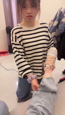 【橘子没熟】母畜-开发闺蜜做狗-下跪伺候/舔运动鞋/闻鞋袜转胯 bf26917-HD绳艺资源网