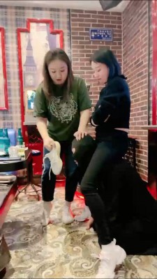 【小妮】双S-白袜脏鞋气味羞辱/骑马人体坐垫/全体重踩 bf26939 套路资料库 第11张