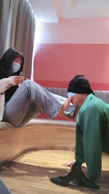 【嗯哼S】高跟裸足踩踏喂食 bf26861 套路资料库 第6张