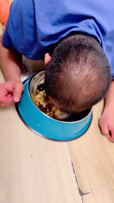 【安可S】圈养生活第四天-户外餐厅脚下喂食【双视角版】 bf27050-HD绳艺资源网