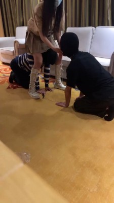 【伊妮】双S-骑马轮流耳光/鞭打闻臭脚【双视角版】 bf27228-HD绳艺资源网