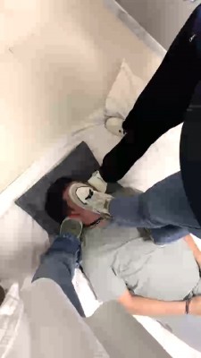 【精神小妹】3素人S暴力踢踹/踩踏碾压/白袜塞嘴 bf27805-HD绳艺资源网