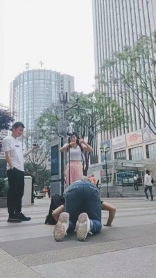 【全能来福M】给路人美女跪拜会是什么反应 bf28008 套路资料库 第2张