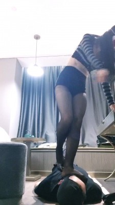【七大小姐】剧情-抓偷鞋狗-坐脸窒息/强制深喉/踩踏 bf28155 套路资料库 第3张