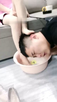 【明明】喝刷鞋洗脚水/肉丝狂舔/踩踏喂口水/内裤诱惑【完整版】bf28473-HD绳艺资源网