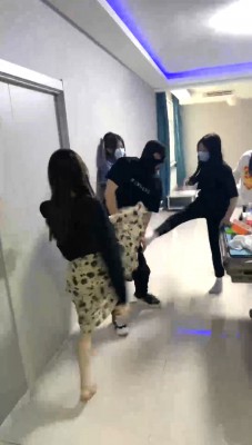 【精神小妹】5S素人学生主群殴-轮流爆踹踩踏/原味羞辱 bf28360-HD绳艺资源网