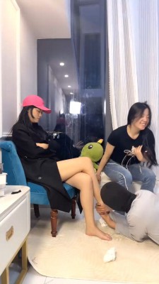 【阿昆】双S白袜玩狗-骑马转胯遛狗/耳光舔脚闻袜 bf29406 套路资料库 第4张