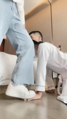 【辣妈】小白鞋碾压-骑马踢裆/舔地上浓痰/腿绞掐脖窒息 网友原创 第2张