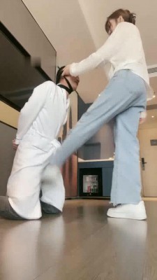 【辣妈】小白鞋碾压-骑马踢裆/舔地上浓痰/腿绞掐脖窒息 网友原创 第4张