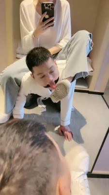 【辣妈】小白鞋碾压-骑马踢裆/舔地上浓痰/腿绞掐脖窒息 网友原创 第5张