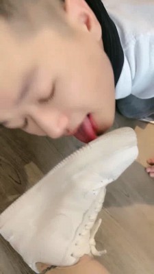 【辣妈】小白鞋碾压-骑马踢裆/舔地上浓痰/腿绞掐脖窒息 网友原创 第6张