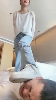 【辣妈】小白鞋碾压-骑马踢裆/舔地上浓痰/腿绞掐脖窒息 网友原创 第9张