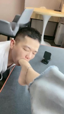 【辣妈】小白鞋碾压-骑马踢裆/舔地上浓痰/腿绞掐脖窒息 网友原创 第11张