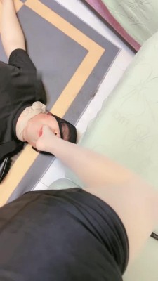 【林夕】长靴S调-奴下奴情侣-踩踏鞭抽/深喉/舔脚喂口水 网友原创 第7张