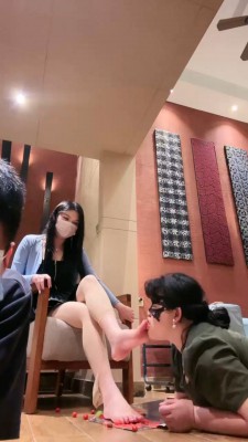 【甜心教主】首调情侣奴-开发母畜-肉丝裸足脚踩喂食【双视角版】 网友原创 第4张