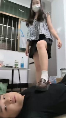 【小樱桃】学生主-皮鞋白袜踩/骑脖舔脚舔白袜【双视角版】 网友原创 第6张