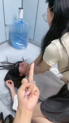 【橙宝】双母畜奴下奴-你们的女神我的狗/裸足白袜脏鞋狂舔 网友原创 第6张