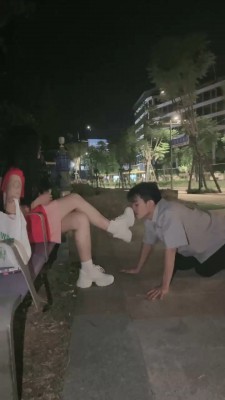 【饼干大大】户外-舔脏小白鞋/口吐喂食/白袜塞嘴/遛狗爬行 网友原创 第2张