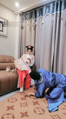 【嘉妮】制服诱惑-格格装虐太监狗-HD绳艺资源网