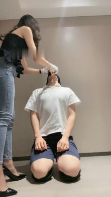 【禾未】灌圣水/高跟踩脚垫/掐乳/藤条抽-HD绳艺资源网
