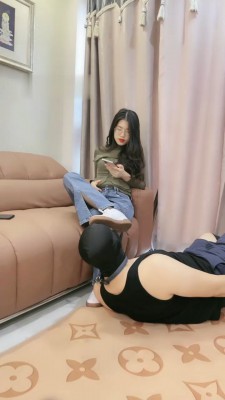 【嘉妮】舔运动鞋黑丝/全体重踩踏/裸足喂食 套路资料库 第2张