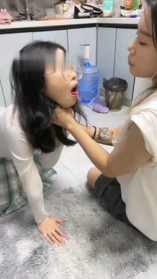 【橙宝】双母畜-奴下奴-舔高跟/掐脖骑马/吃白袜/插嘴/竖中指-HD绳艺资源网
