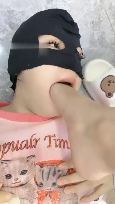 【慕田夫妻】母畜-闻舔原味白袜/裸足深喉 套路资料库 第5张