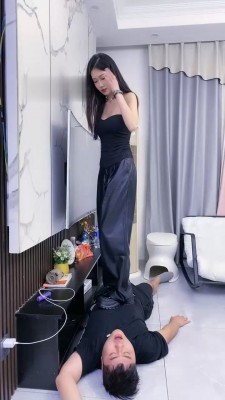 【麋鹿银儿】超美模特-运动鞋暴力踢踹/踩踏-HD绳艺资源网