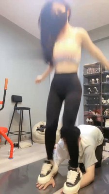 【伊楠】健身女神S-运动鞋暴力踢踹-HD绳艺资源网